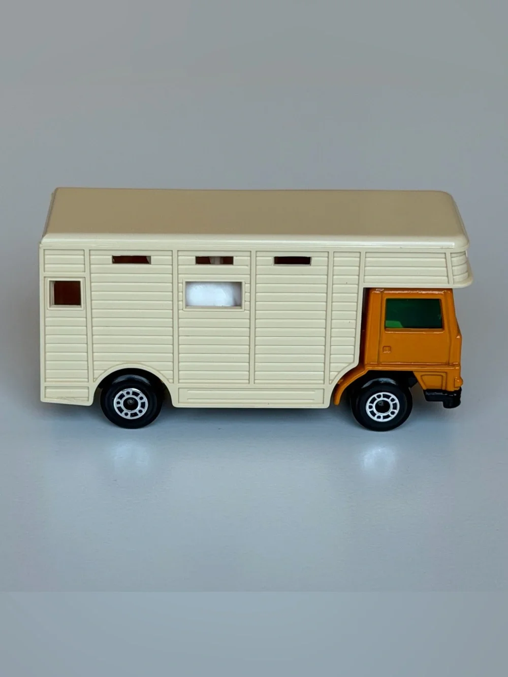 Vintage Matchbox Superfast No. 40 Horse Box 1977 Lesney w/ 2 Horses Near MINT